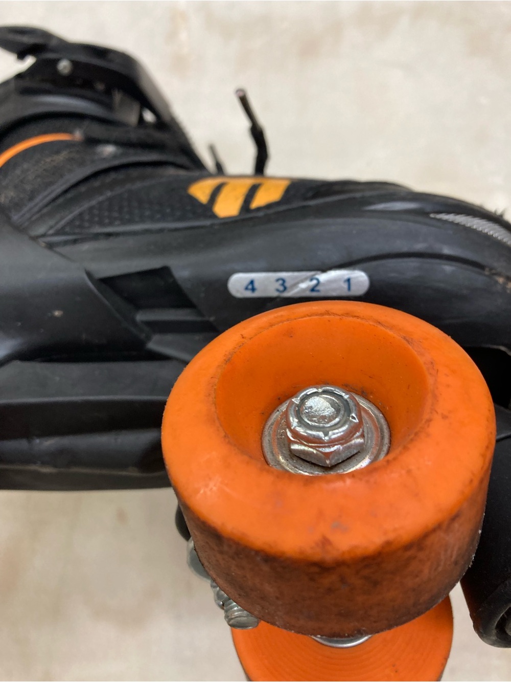 Adjustable roller blades - Picture 2 of 3